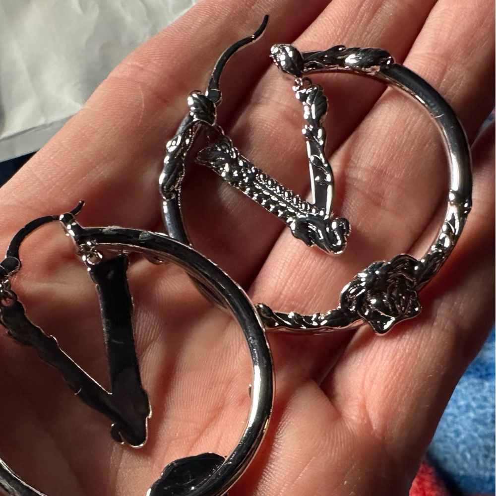 Wheat V Medusa hoops in silver